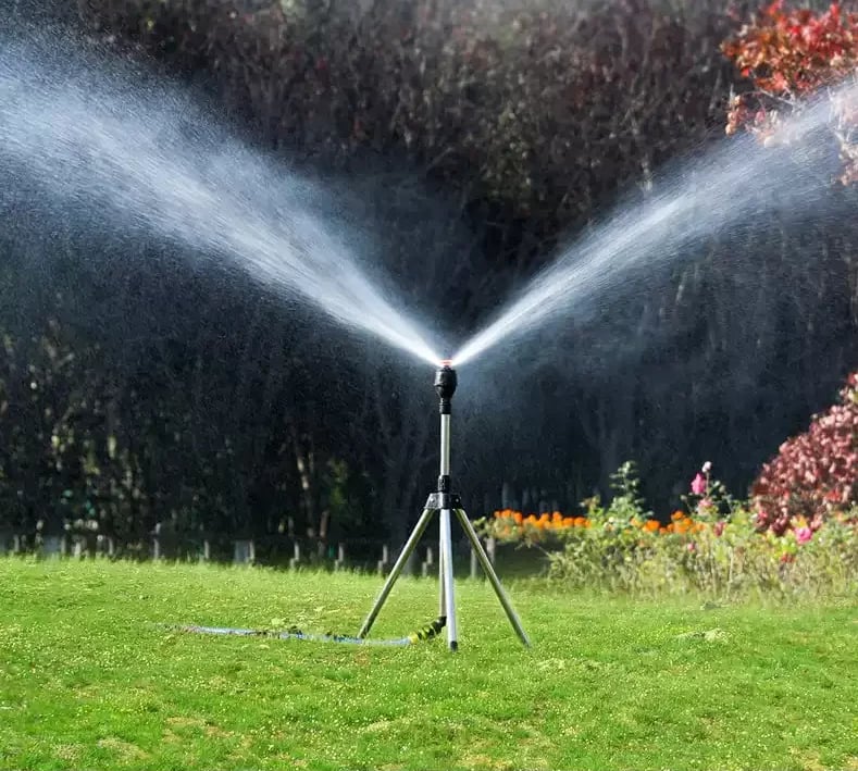 Ewerydays | Gardexon – Sprühgerät 360° Edelstahl-Stativ – Gartenbewässerung