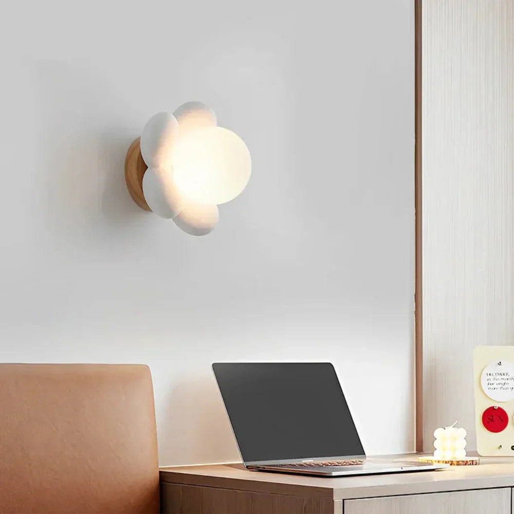 Ewerydays | FloraLux – Moderne Blumen-Wandleuchte LED cremefarben fürs Wohnzimmer