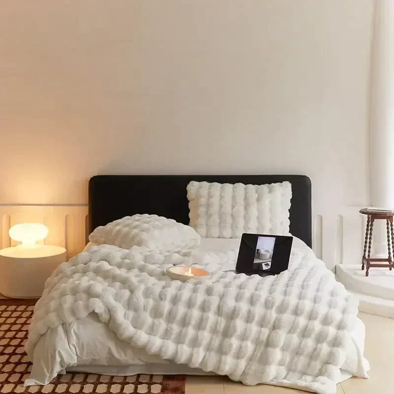 Ewerydays | VeluLuxe – Tragbare Winter Kuscheldecke Kunstfell – Weich & stilvoll für Sofa & Reisen