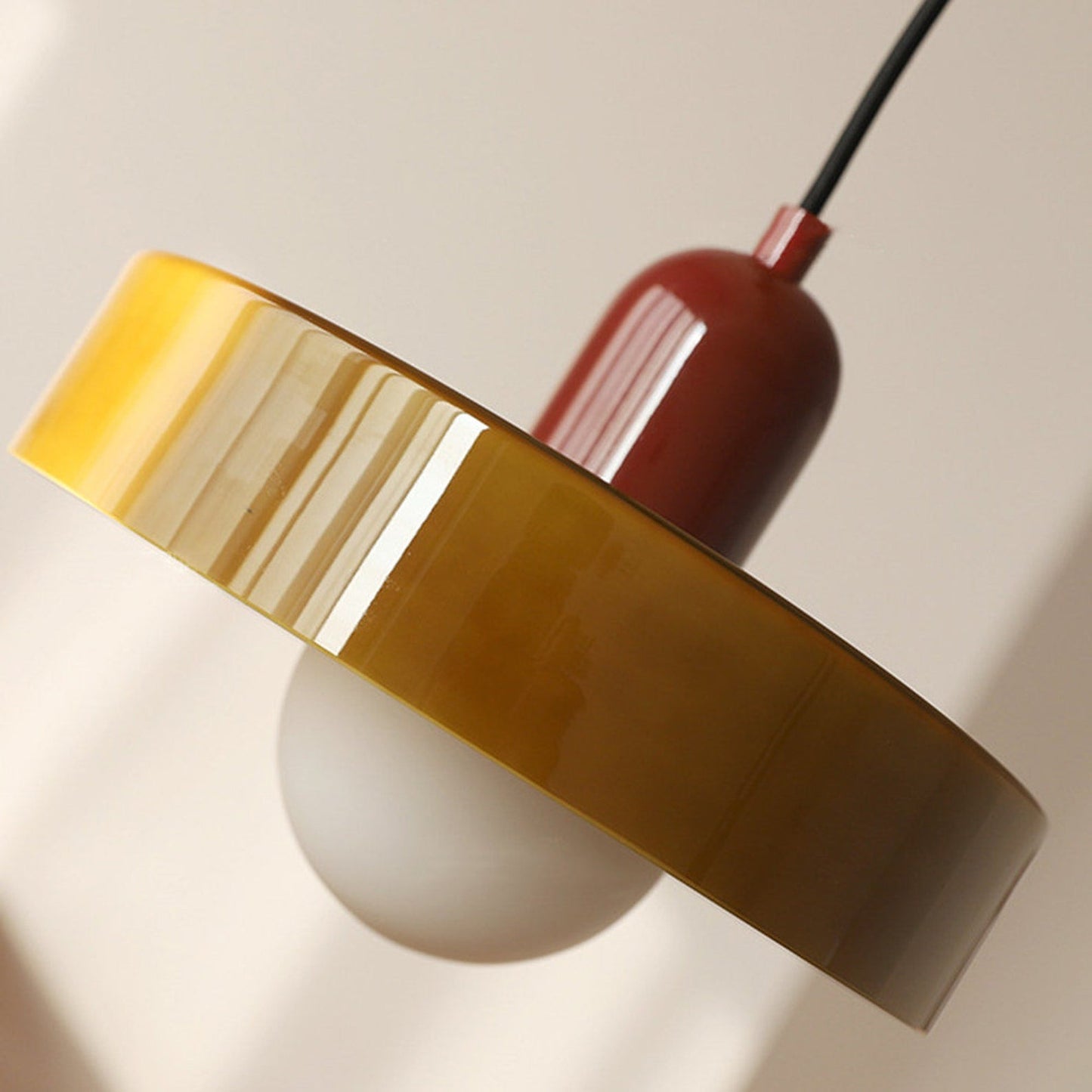 Ewerydays | Bauhaus-Pendelleuchte aus farbigem Glas