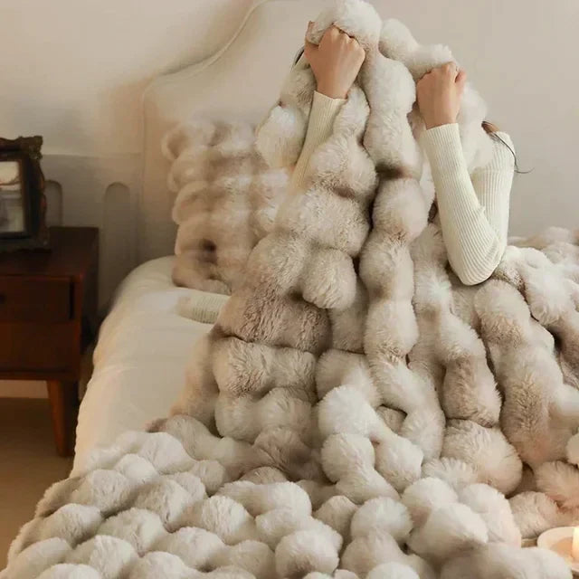 Ewerydays | VeluLuxe – Tragbare Winter Kuscheldecke Kunstfell – Weich & stilvoll für Sofa & Reisen