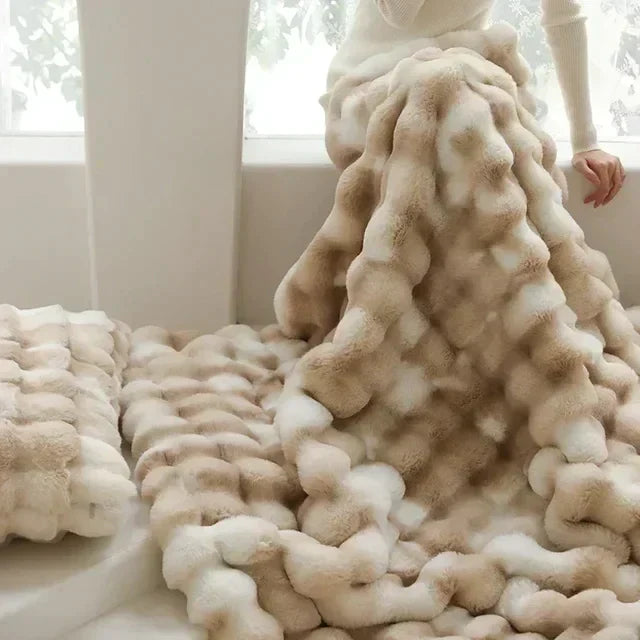 Ewerydays | VeluLuxe – Tragbare Winter Kuscheldecke Kunstfell – Weich & stilvoll für Sofa & Reisen