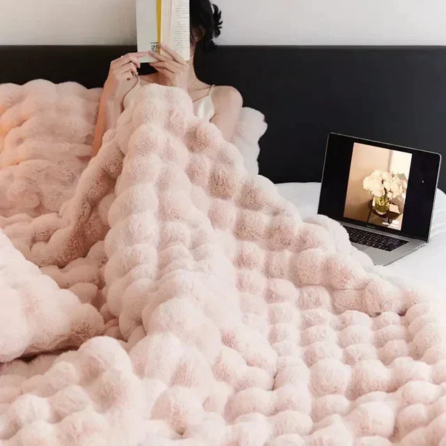 Ewerydays | VeluLuxe – Tragbare Winter Kuscheldecke Kunstfell – Weich & stilvoll für Sofa & Reisen