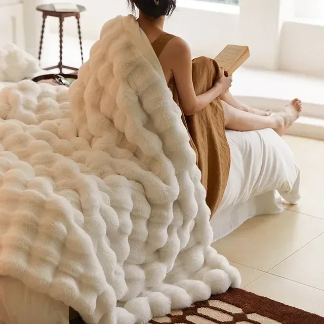 Ewerydays | VeluLuxe – Tragbare Winter Kuscheldecke Kunstfell – Weich & stilvoll für Sofa & Reisen