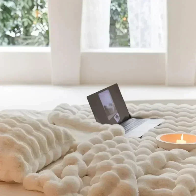 Ewerydays | VeluLuxe – Tragbare Winter Kuscheldecke Kunstfell – Weich & stilvoll für Sofa & Reisen